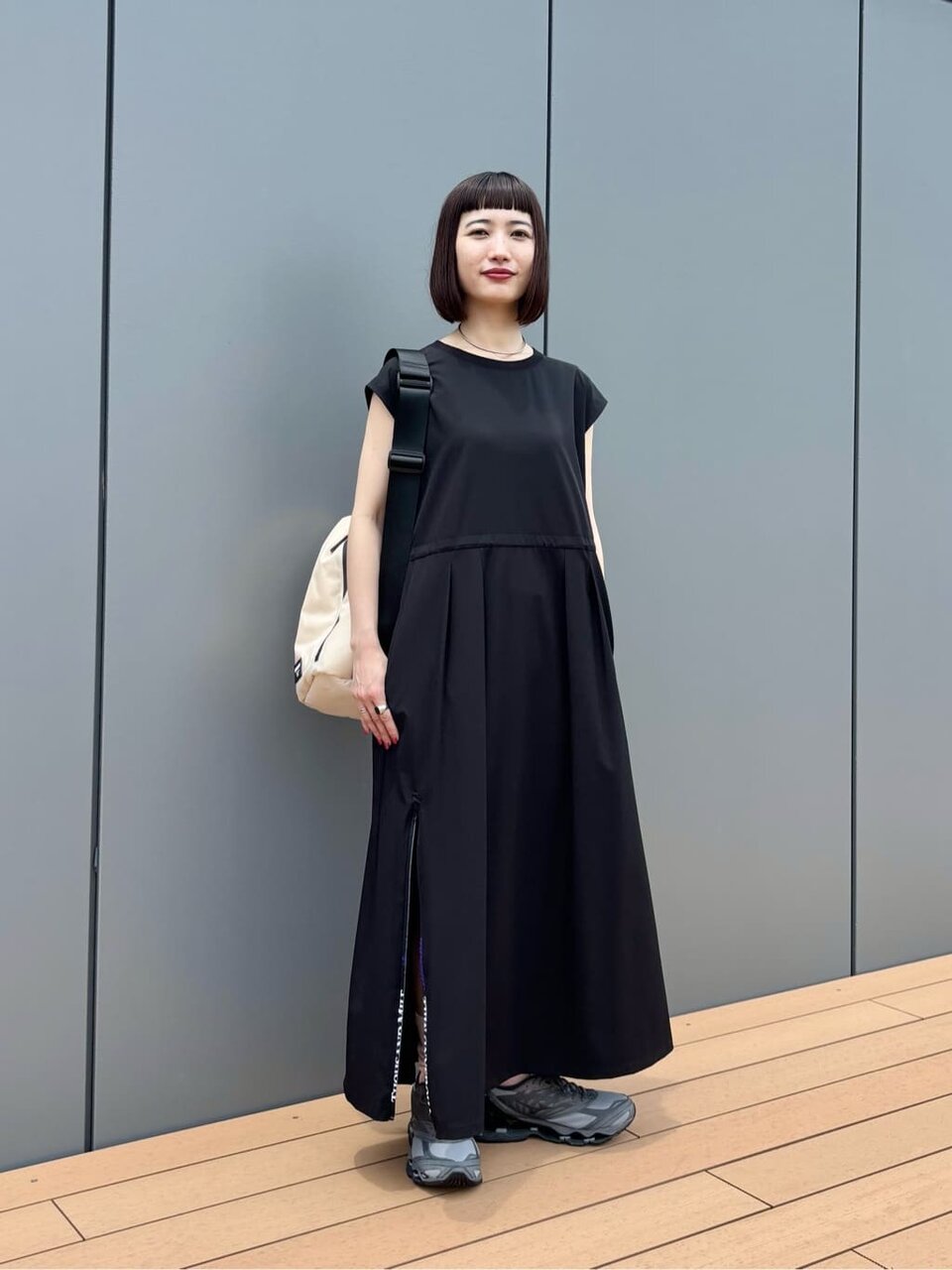 ワンピースとグレーのスニーカーの40代コーデ