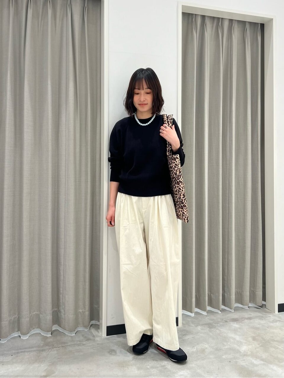 ニットと黒のスニーカーの30代コーデ