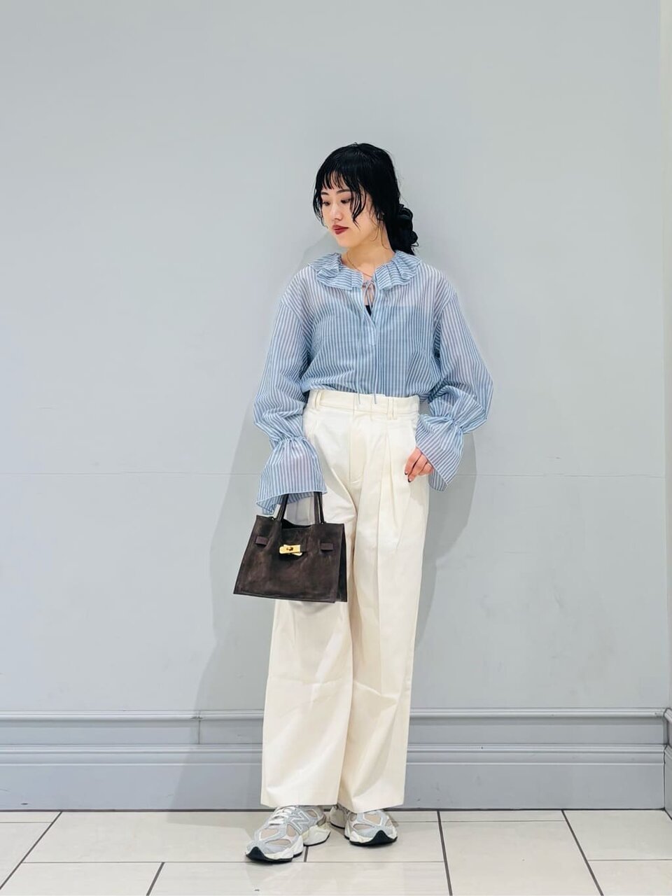 ブラウスとグレーのスニーカーの30代コーデ