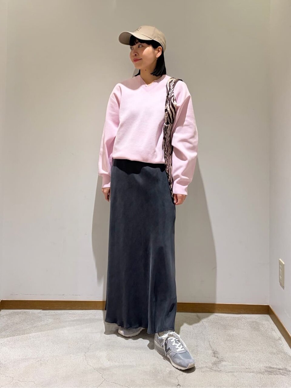 ニットとグレーのスニーカーの30代コーデ