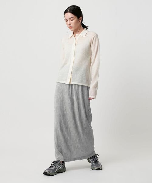 スカートとスニーカーをグレーで揃えたコーデ