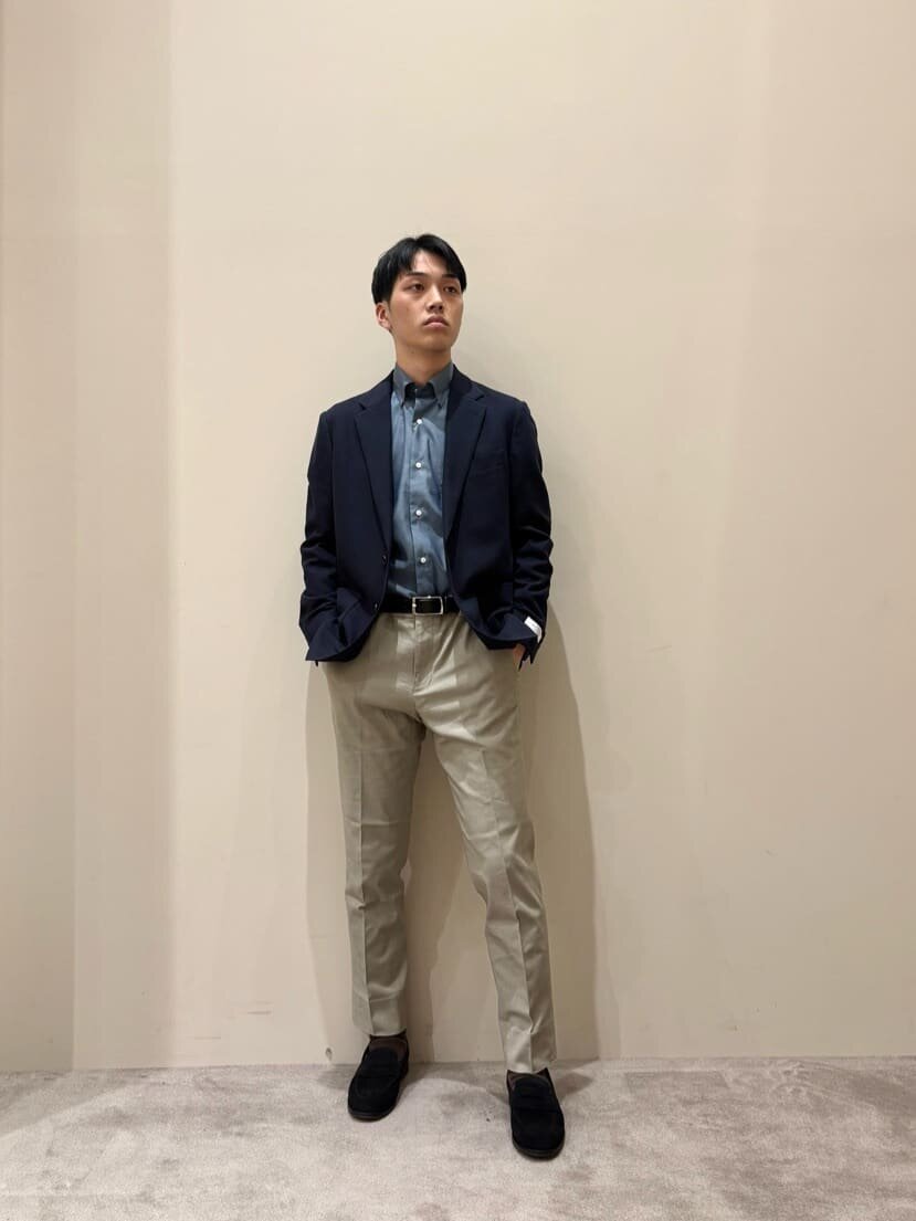 ネイビーのジャケットとベージュのスラックスの春のオフィスカジュアルコーデ