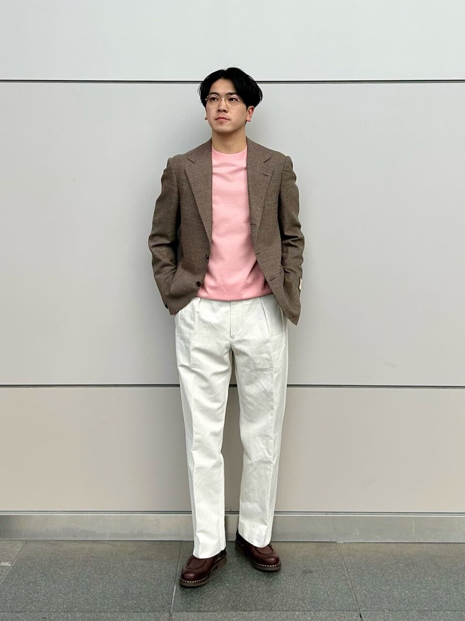 モカのジャケットとナチュラルカラーのチノパンツの春のオフィスカジュアルコーデ