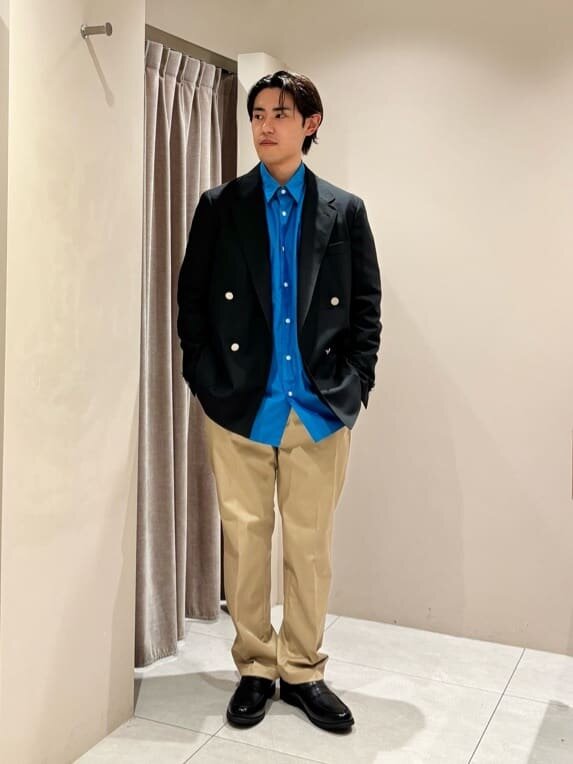 黒のブレザーとベージュのスラックスの春のオフィスカジュアルコーデ