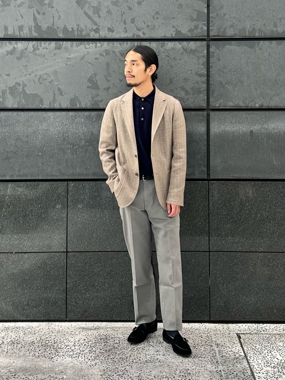 モカのジャケットとグレーのテーパードパンツの春のオフィスカジュアルコーデ