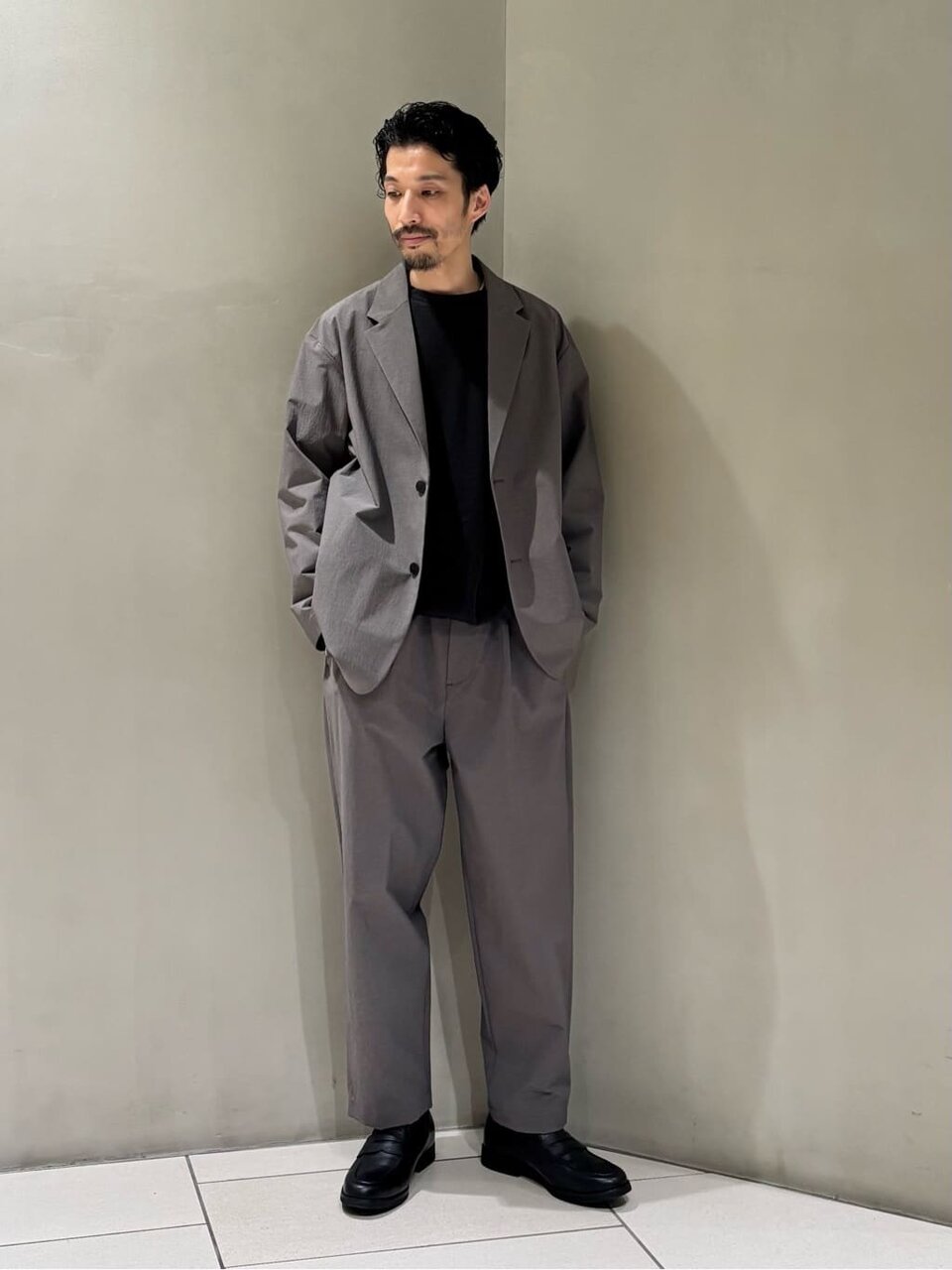 ダークグレーのカットソーとグレーのセットアップのオフィスカジュアルコーデ