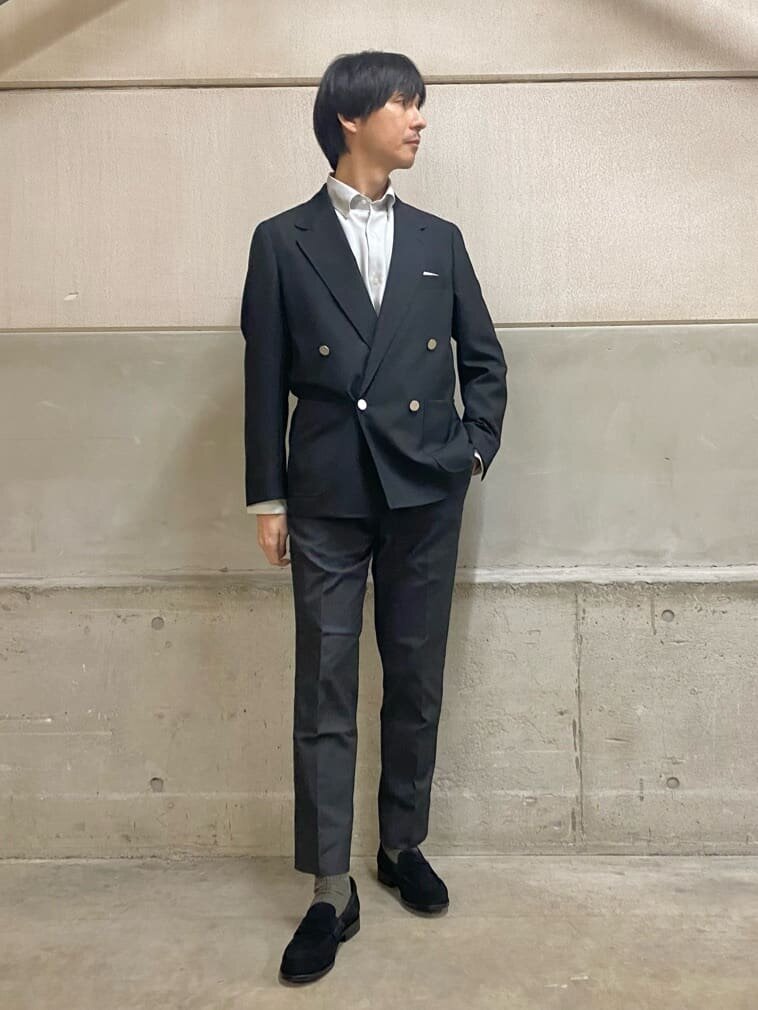 黒のブレザーとダークグレーのスラックスの春のオフィスカジュアルコーデ