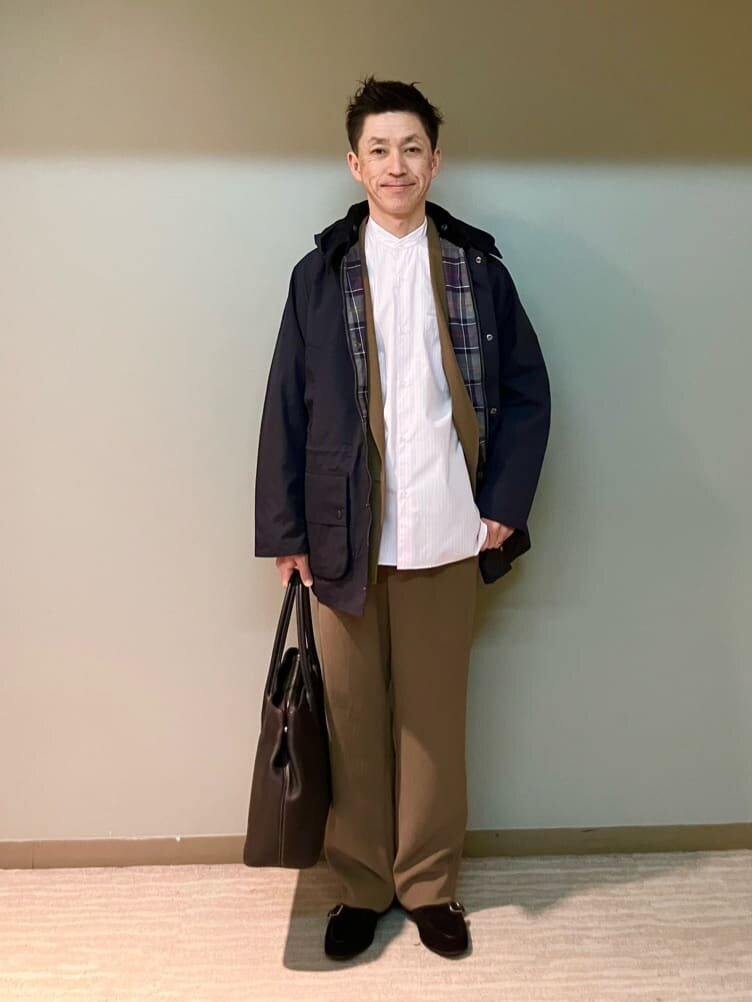 モカのセットアップと黒のジャケットの春のオフィスカジュアルコーデ