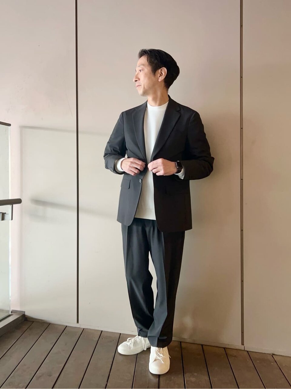 白のカットソーと黒のセットアップの春のオフィスカジュアルコーデ