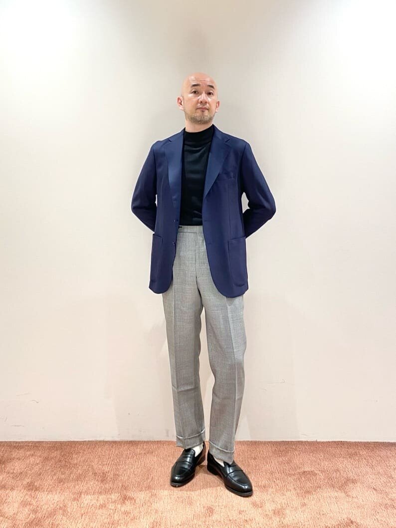 ネイビーのジャケットと黒のスラックスの春のオフィスカジュアルコーデ