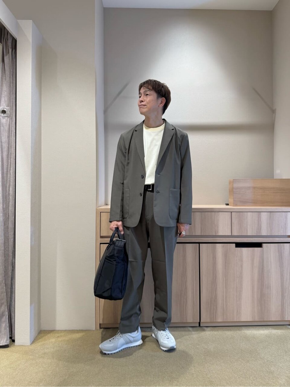 クリームカラーのTシャツとオリーブのセットアップのオフィスカジュアルコーデ