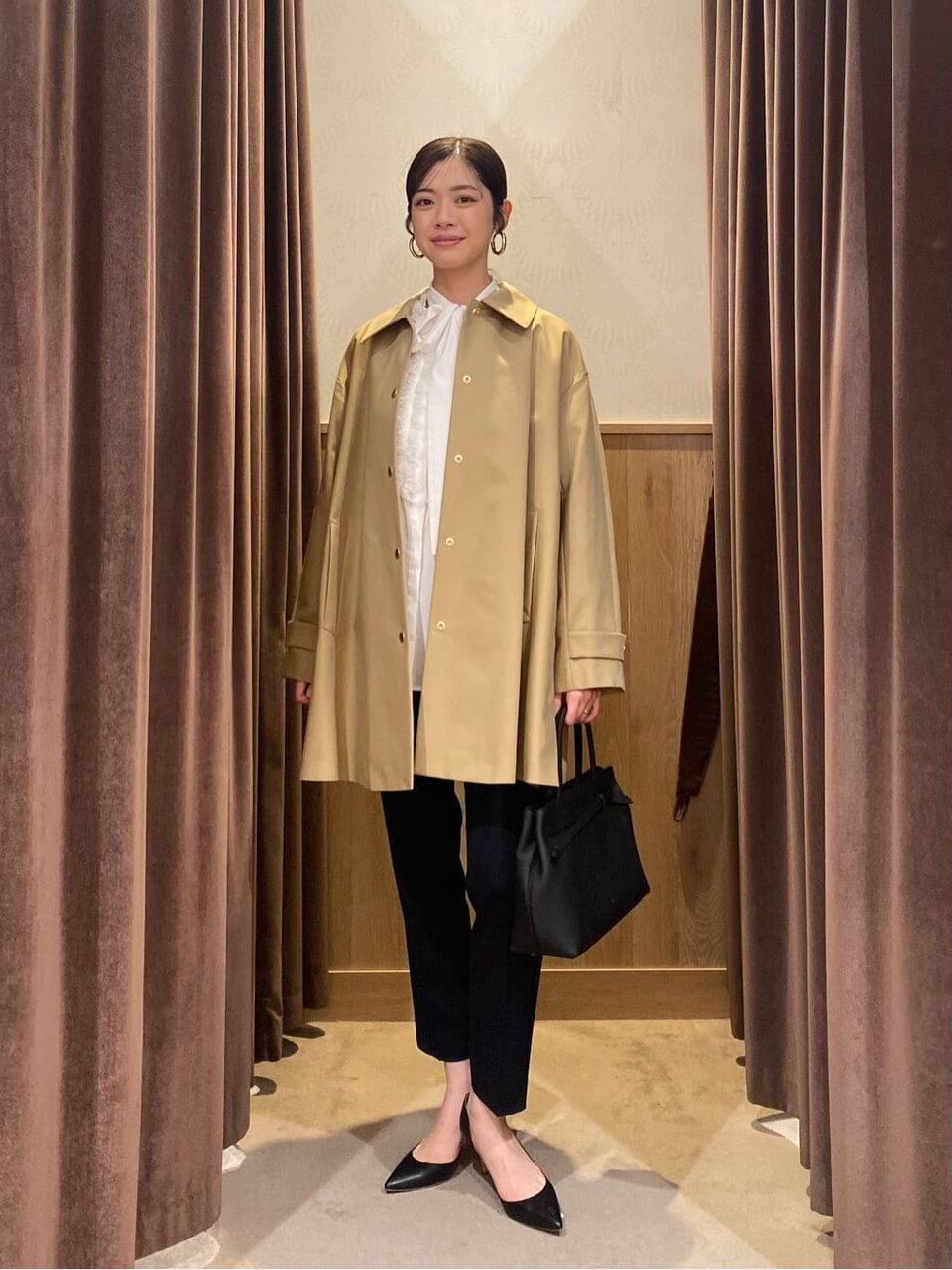 ステンカラーコートとスリムパンツのオフィスカジュアルコーデ