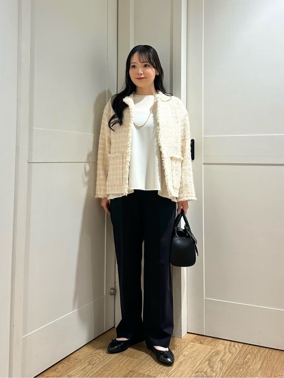 ノーカラージャケットとストレートパンツのオフィスカジュアルコーデ