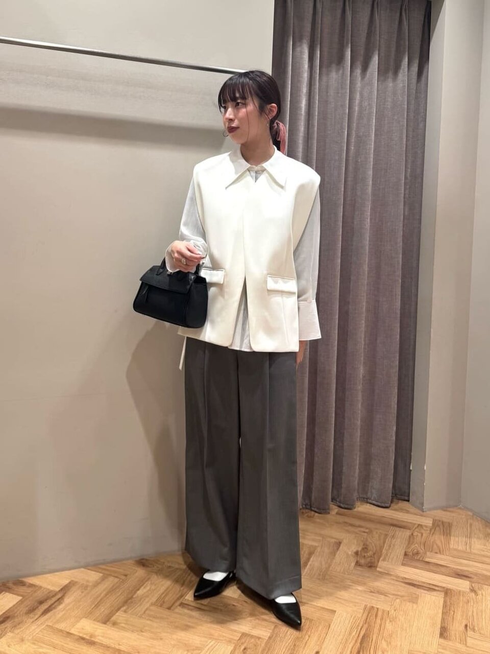 ジレとセンタープレスパンツのオフィスカジュアルコーデ