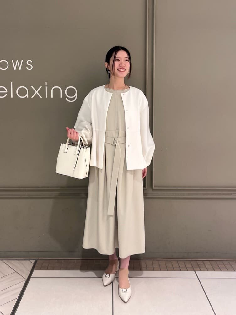 ワンピースとノーカラージャケットのオフィスカジュアルコーデ