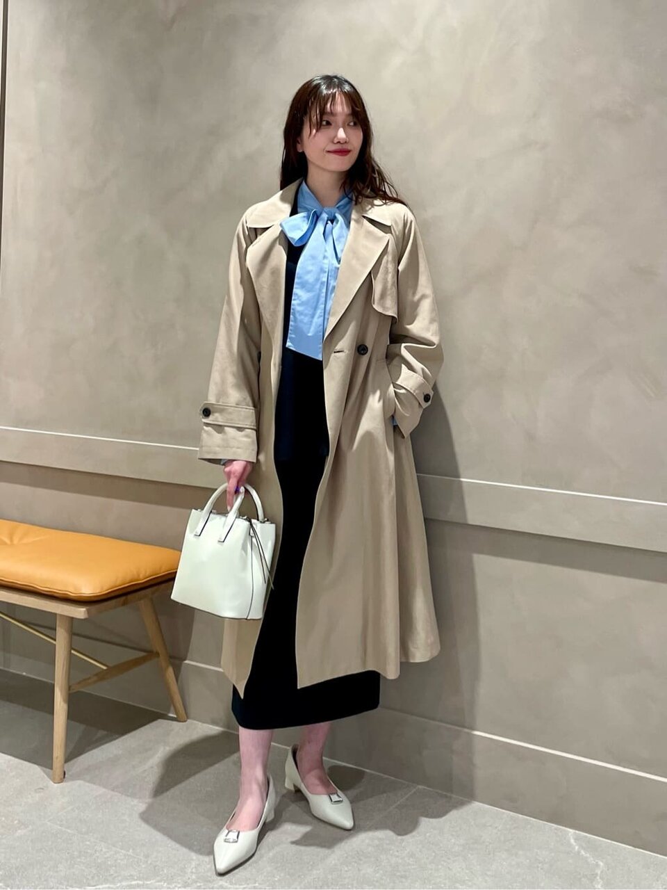 トレンチコートとタイトスカートのオフィスカジュアルコーデ