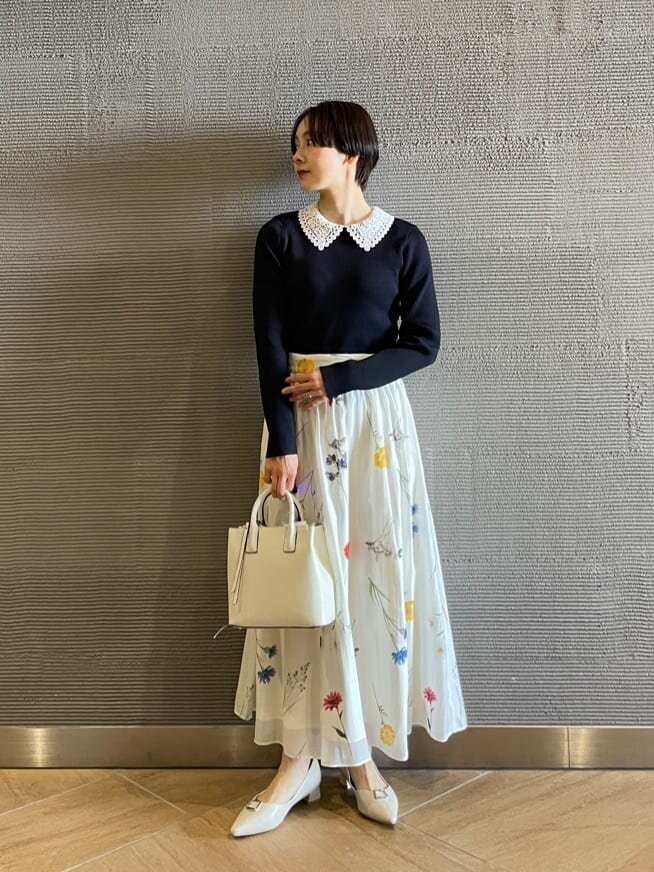 ニットと花柄スカートのオフィスカジュアルコーデ