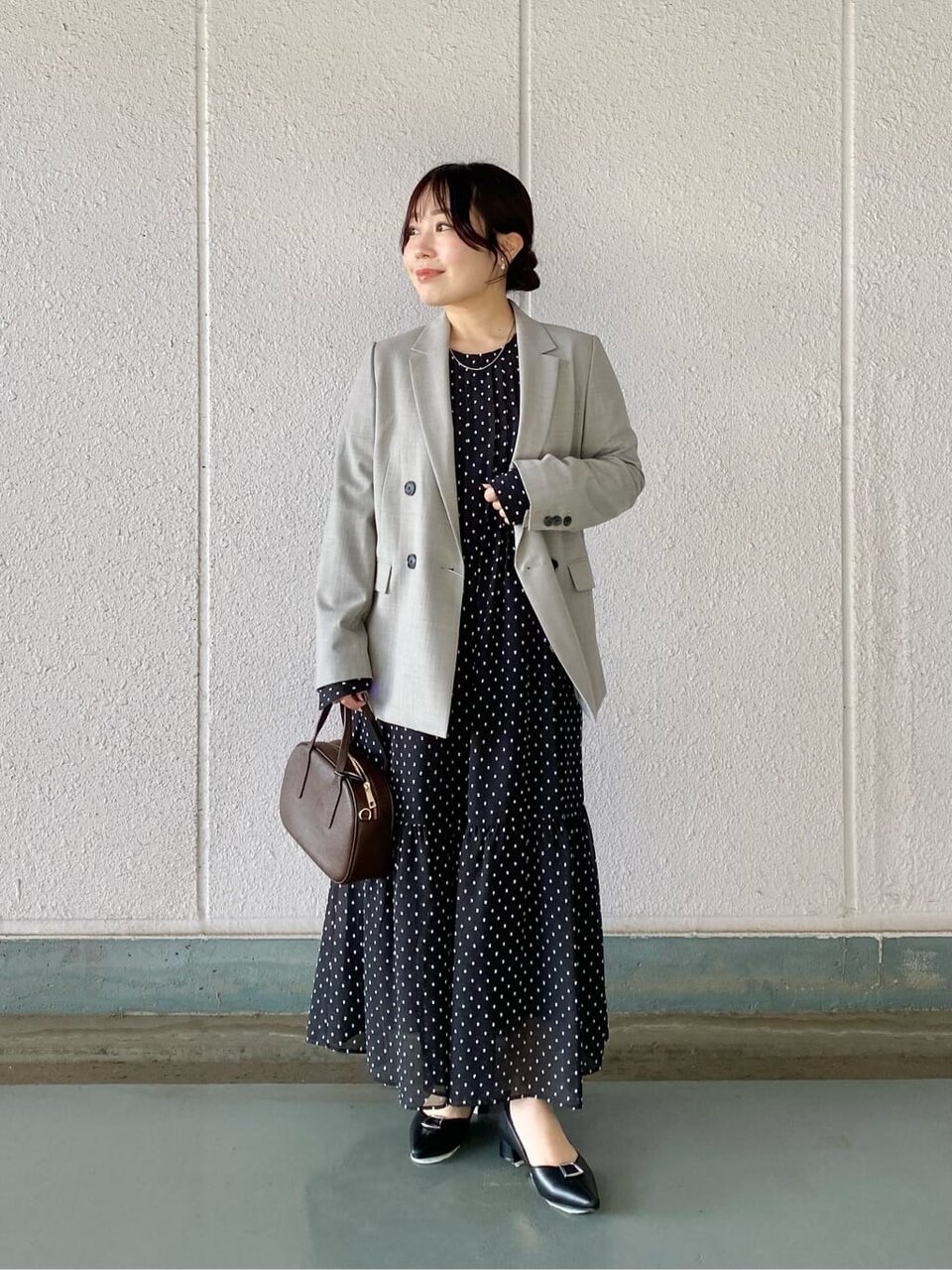 ワンピースとジャケットのオフィスカジュアルコーデ