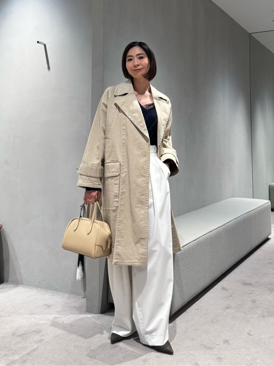 トレンチコートとワイドパンツのオフィスカジュアルコーデ