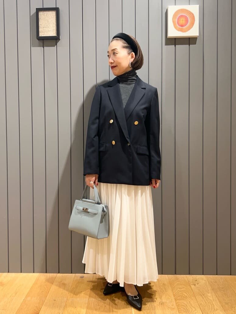 ジャケットとスカートのオフィスカジュアルコーデ