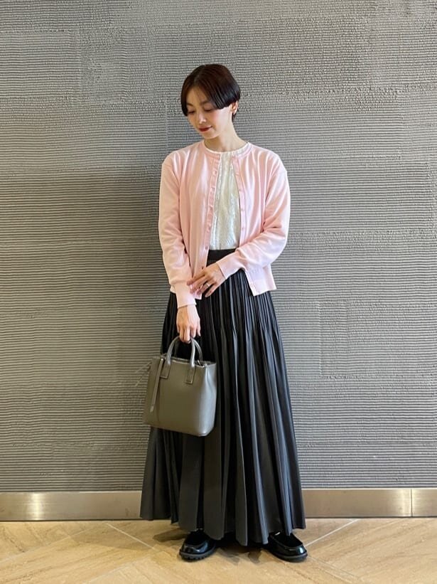 カーディガンとプリーツスカートのオフィスカジュアルコーデ
