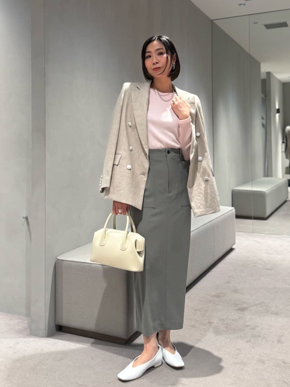 ブレザーとベイカースカートのオフィスカジュアルコーデ