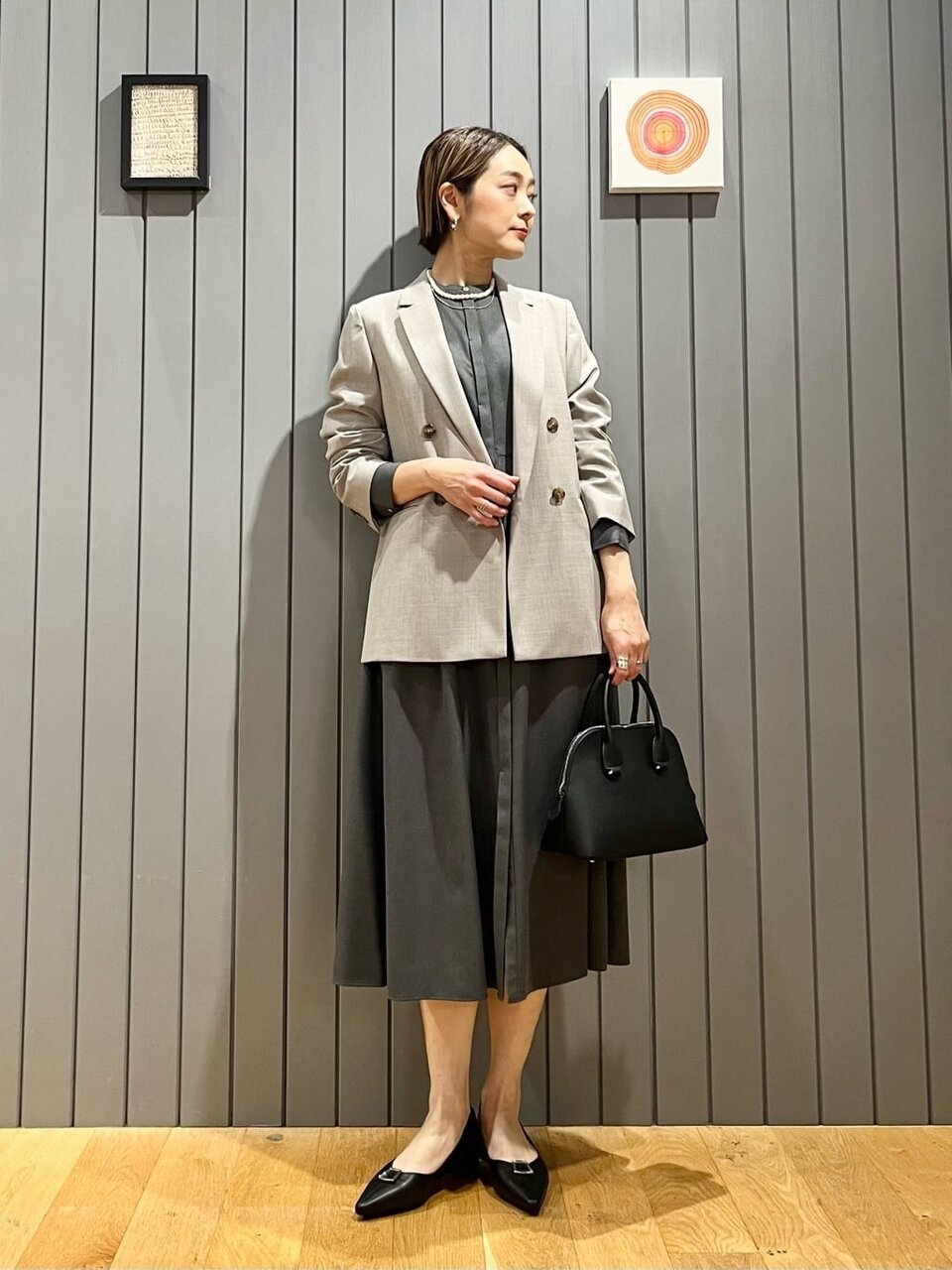 ワンピースとジャケットのオフィスカジュアルコーデ
