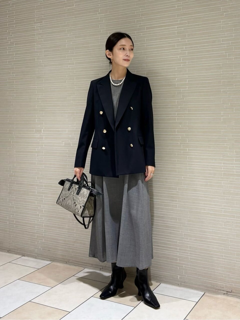 ワンピースとブレザーのオフィスカジュアルコーデ