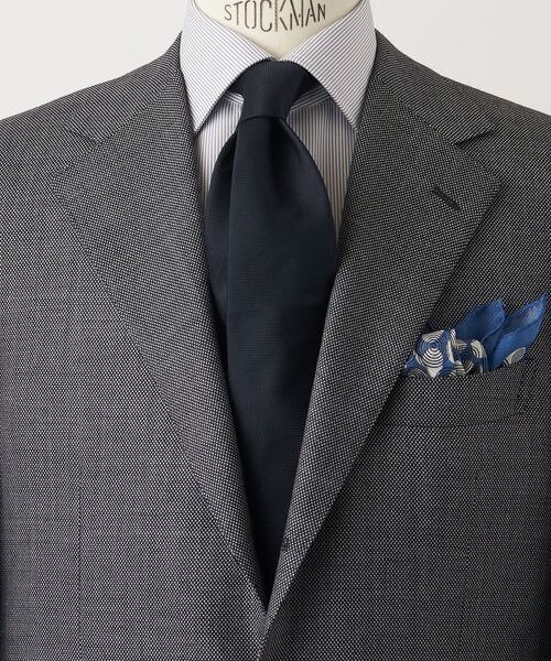 グレーのスーツにシンプルなネクタイ