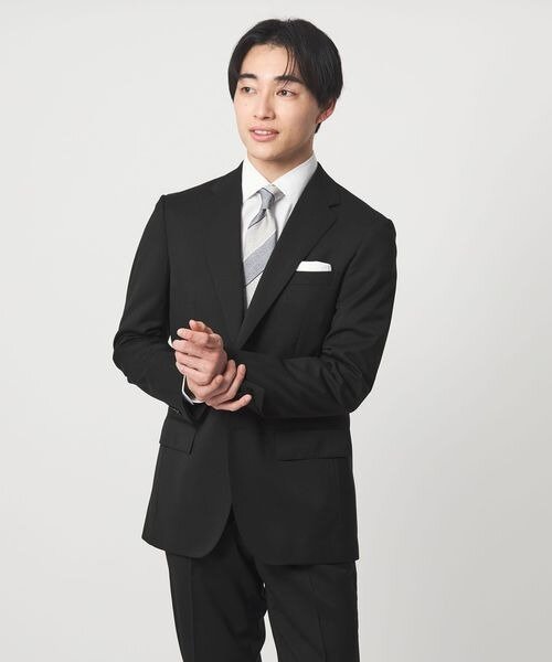 黒のスーツにストライプのネクタイの男性