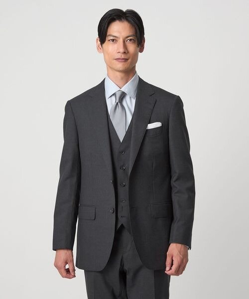 グレーのスーツにシンプルなネクタイをした男性