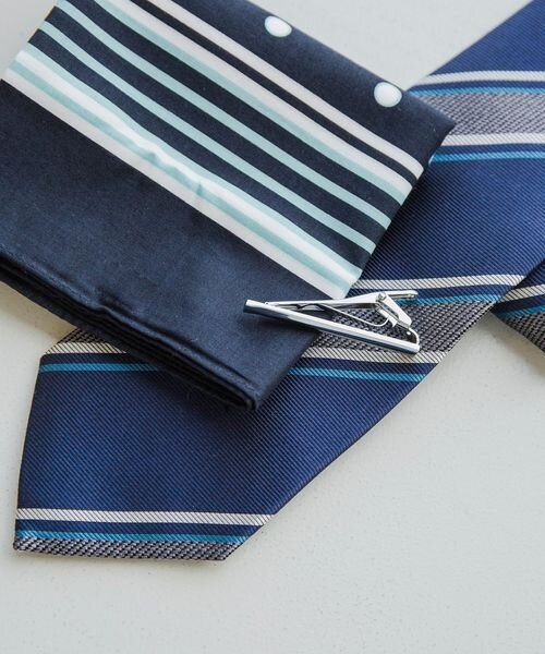 ストライプ柄のハンカチやネクタイ