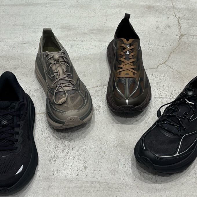 青のマフラーを着用した男性