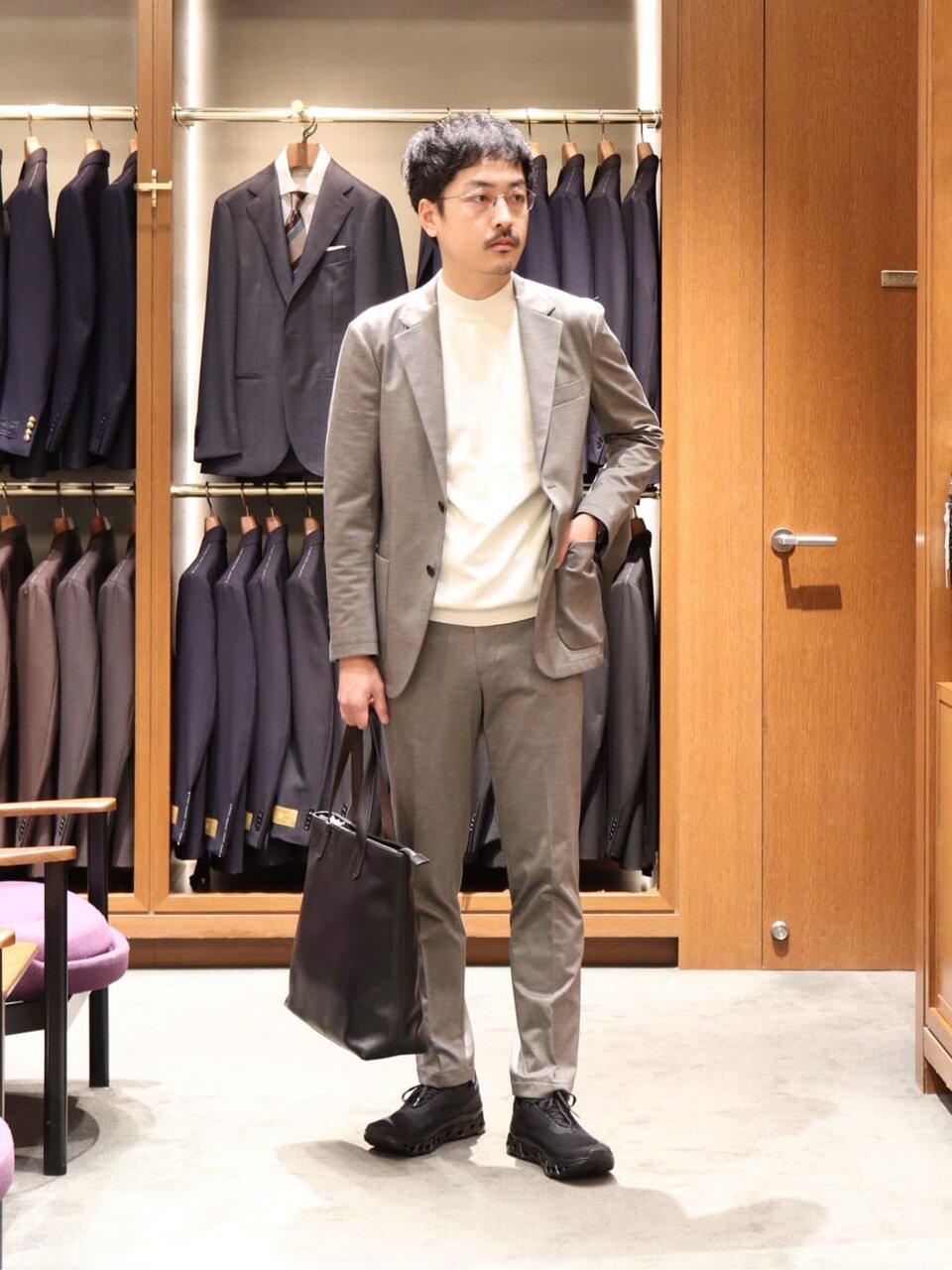 青のマフラーを着用した男性