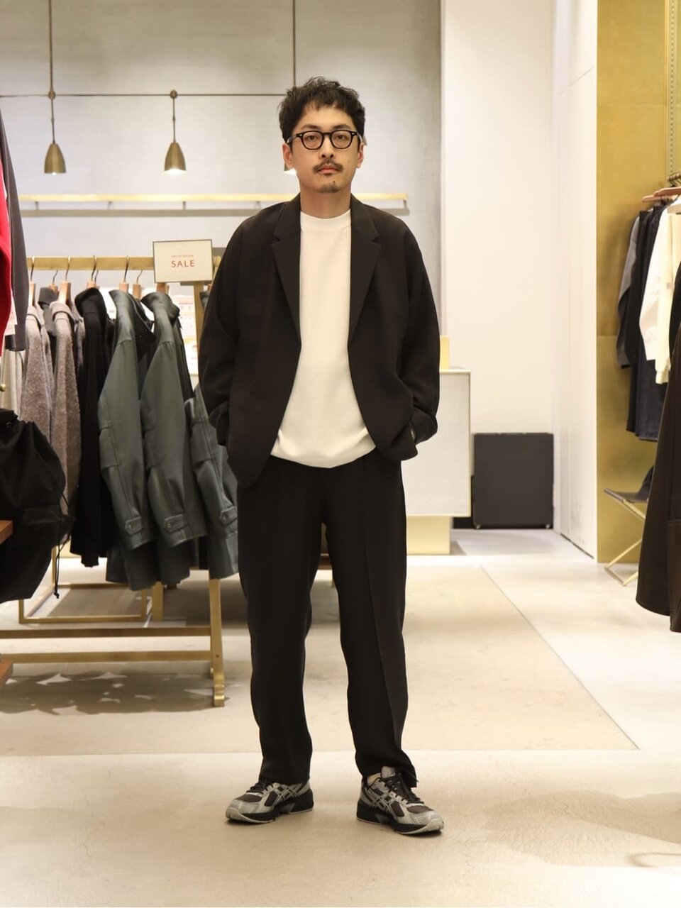 緑のニットを着た男性