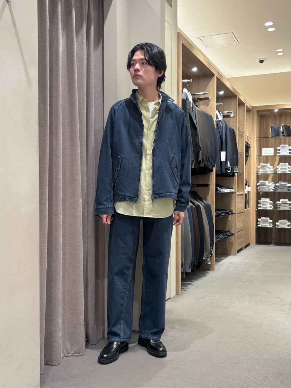 青のマフラーを着用した男性