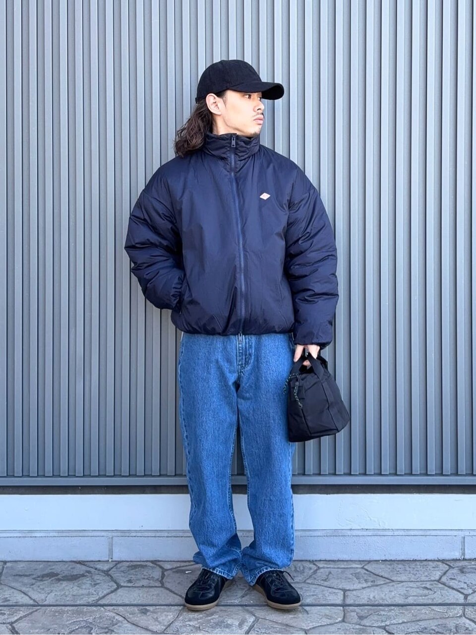 緑のニットを着た男性