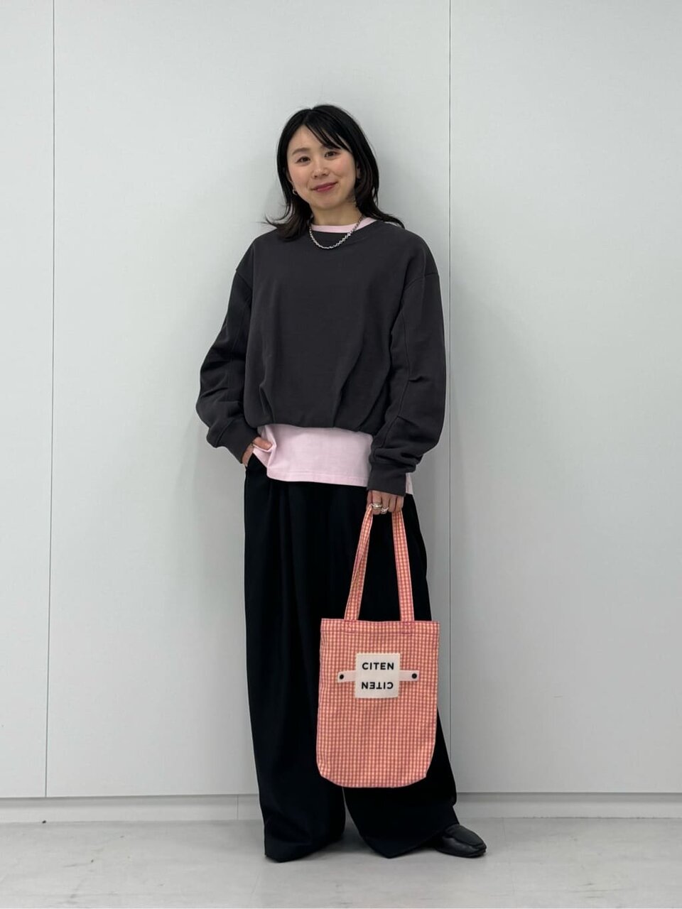 黒スウェットと黒パンツのレディース春コーデ