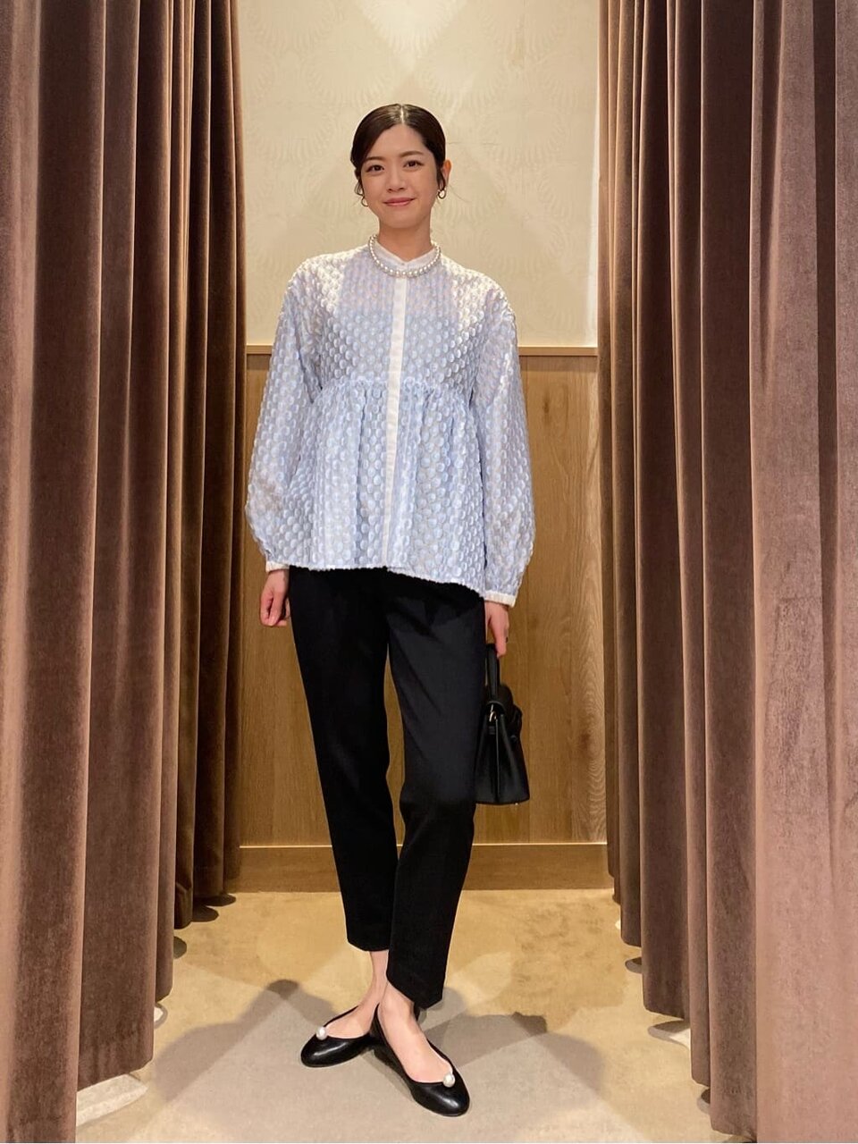 ブラウスと黒パンツのレディース春コーデ