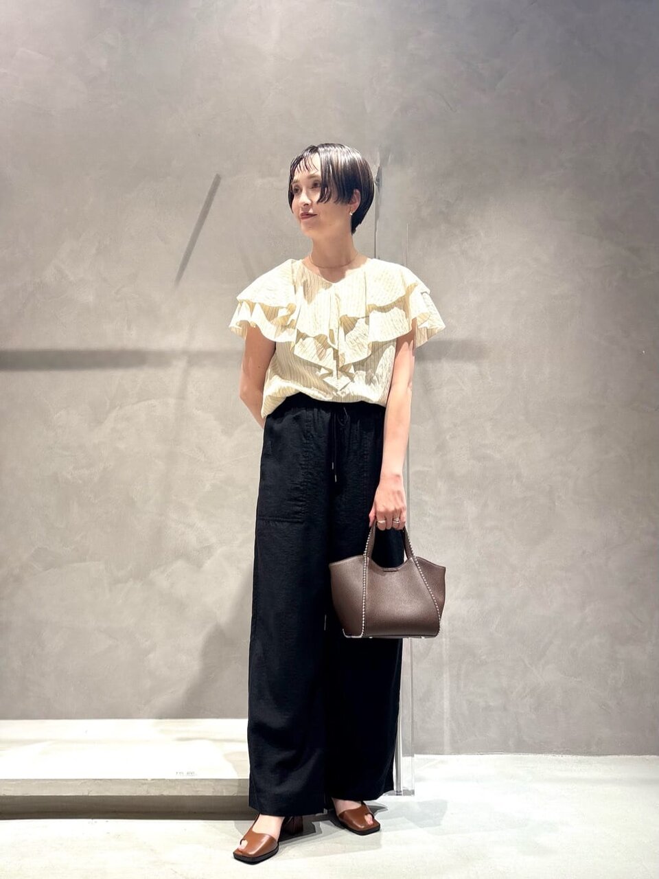 フリルブラウスと黒パンツのレディース夏コーデ