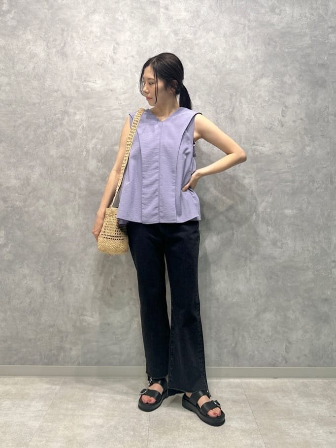 Vネックブラウスと黒パンツのレディース夏コーデ