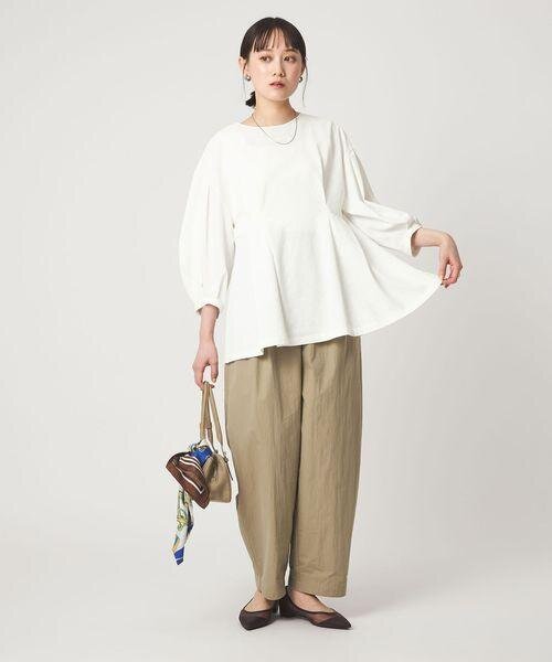 バッグにスカーフを巻いた女性