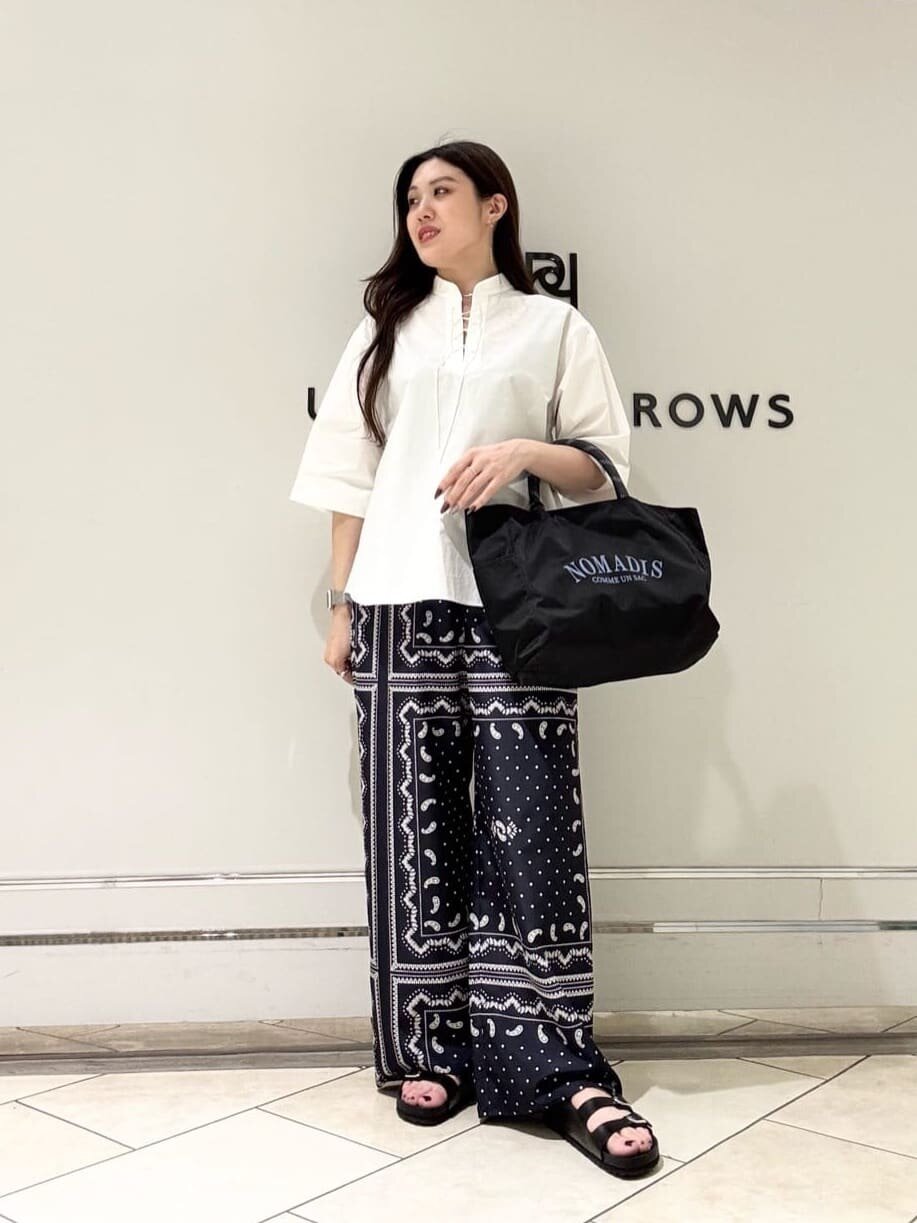 トートバッグを持った女性