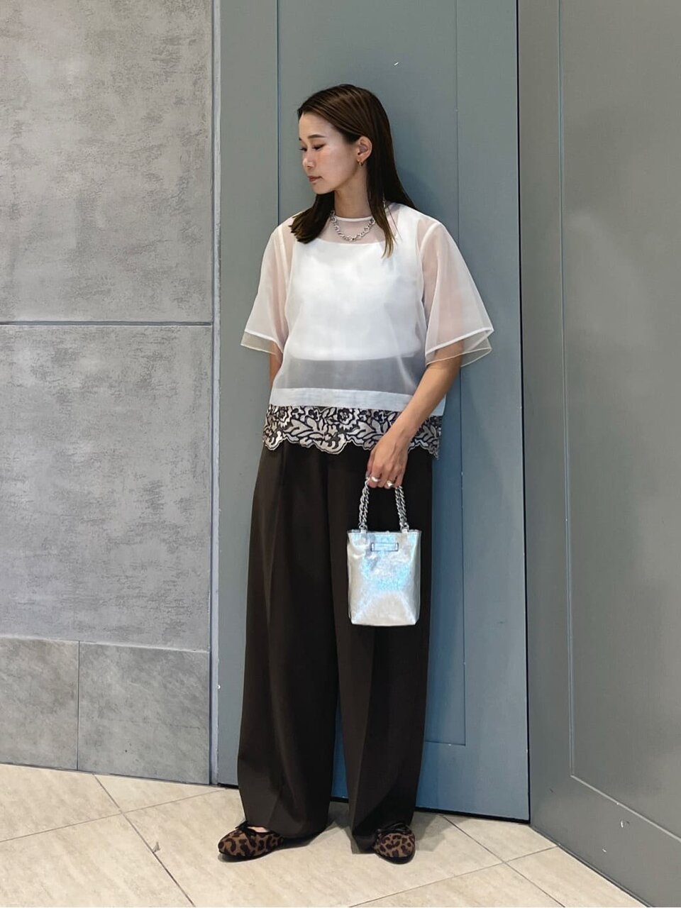 シルバーのバッグを持った女性