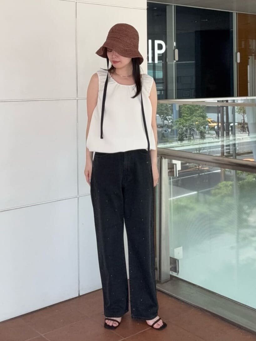 ハットをかぶった女性