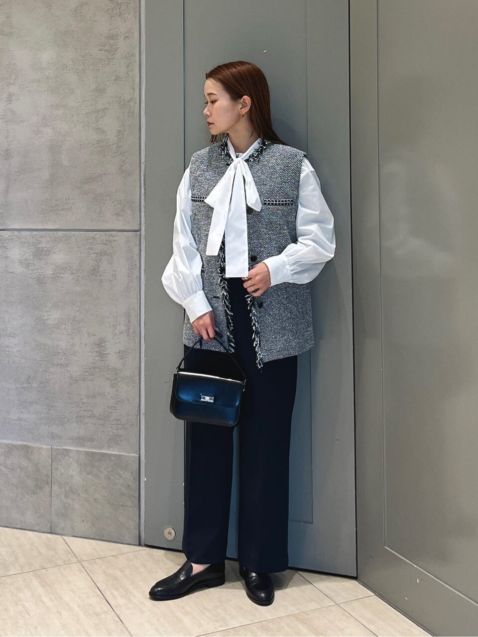 白のボウタイブラウスを着た女性