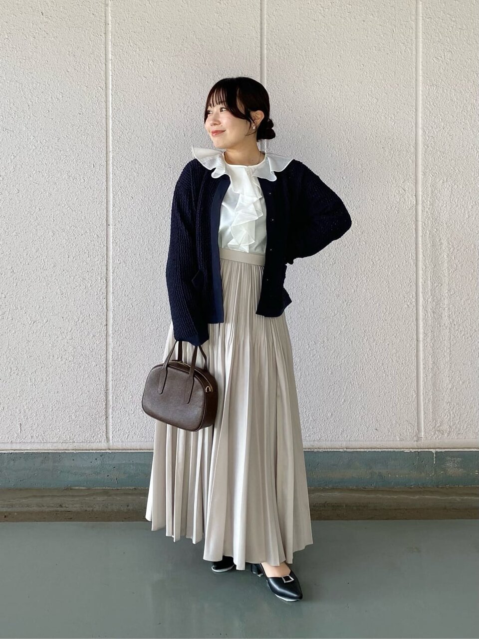 ネイビーのカーディガンを着た女性