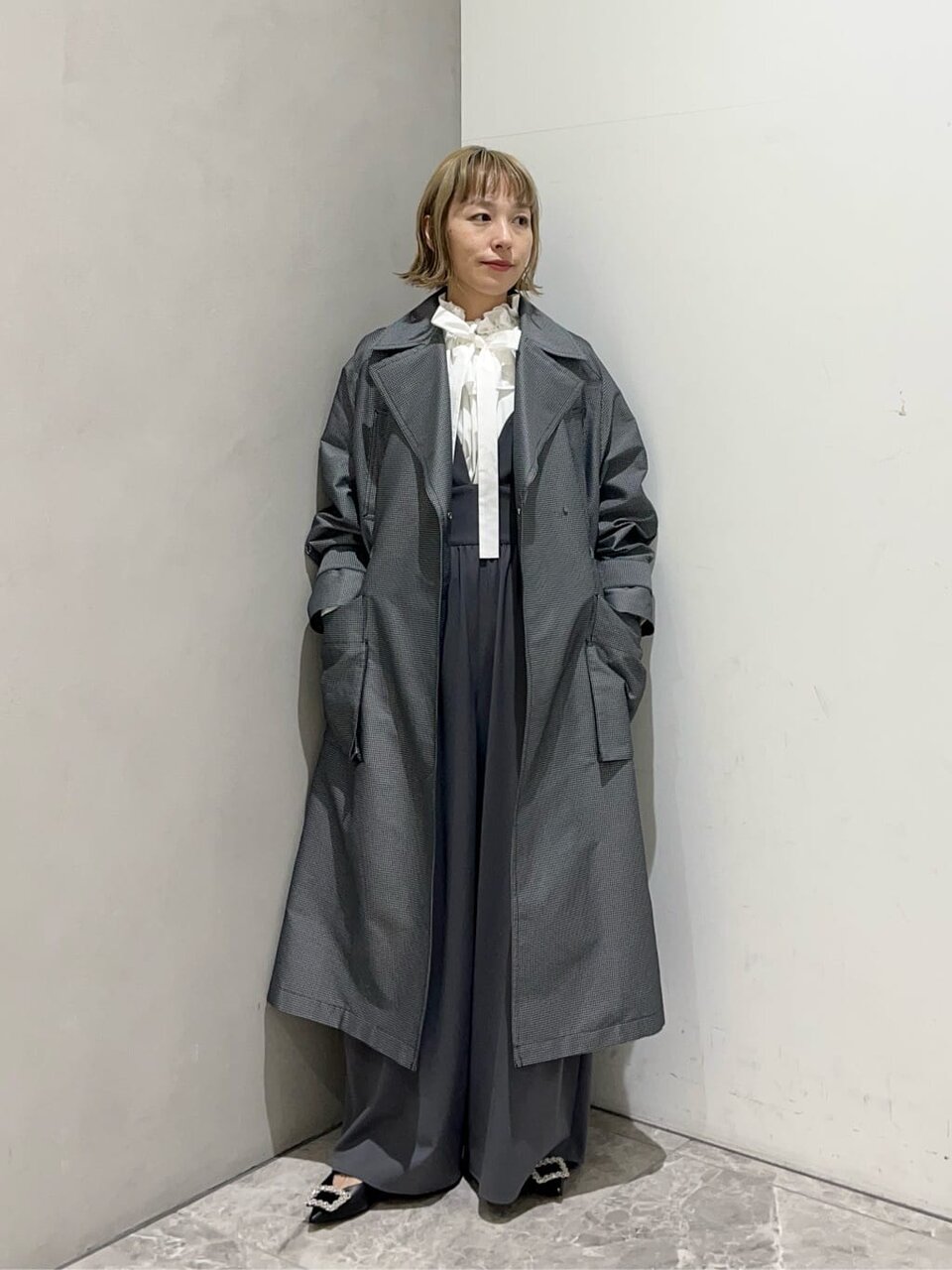 黒のコートを着た女性