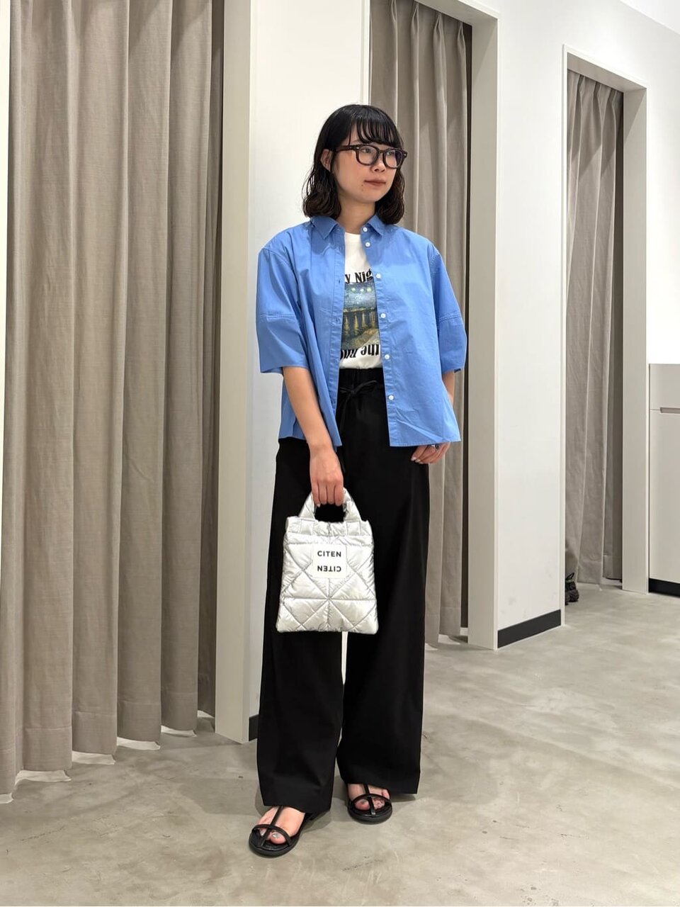 シャツと黒パンツのレディース夏コーデ