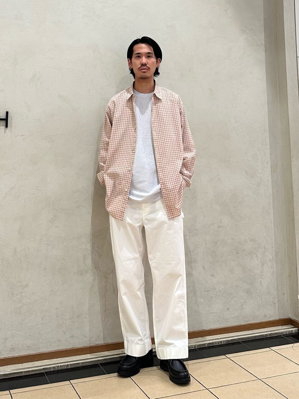 ピンク×ホワイトのシャツのコーデ